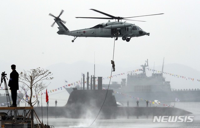 [창원=뉴시스]박진희 기자 = 지난 2019년 3월5일 경남 창원 진해 해군사관학교에서 열린 '제73기 사관생도 졸업 및 임관식'에서 공중·해상사열이 진행되고 있다. 2019.03.05.  pak7130@newsis.com <기사 내용과 직접 관련 없습니다.>