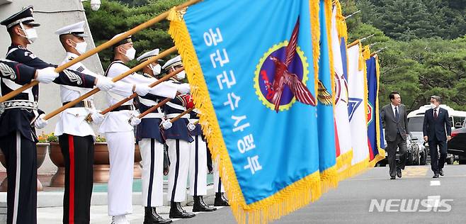 [계룡=뉴시스] 홍효식 기자 = 윤석열 대통령이 전군 주요지휘관 회의가 열리는 6일 충남 계룡대에 도착해 3군 의장대를 사열하고 있다. 오른쪽은 이종섭 국방부 장관. 2022.07.06. yesphoto@newsis.com