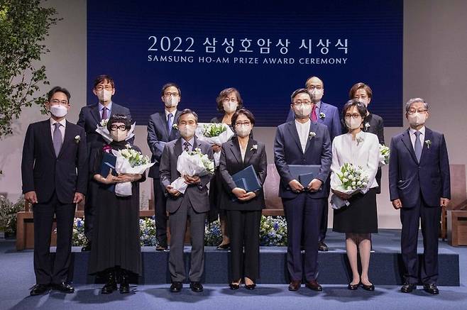 [서울=뉴시스] 최동준 기자 = 31일 서울 중구 신라호텔에서 열린 '2022 삼성호암상 시상식'에서 이재용 삼성전자 부회장을 비롯한 수상자들이 기념촬영을 하고 있다. 앞줄 왼쪽부터 이재용 삼성전자 부회장, 예술상 김혜순 시인, 사회봉사상 하트-하트재단 오지철 회장, 신인숙 이사장, 공학상 차상균 서울대 교수 부부, 김황식 호암재단 이사장. 뒷줄 왼쪽부터 과학상 화학·생명과학부문 카이스트 장석복 특훈교수, 과학상 물리·수학부문 오용근 포스텍 교수 부부, 의학상 키스 정 하버드의대 교수 부부. (사진=호암재단 제공) 2022.05.31. photo@newsis.com *재판매 및 DB 금지