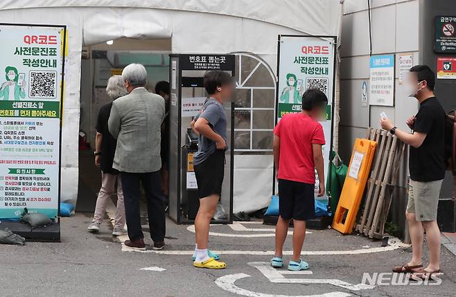 [서울=뉴시스] 고승민 기자 = 코로나19 신규 확진자수가 1만9천여명을 기록하며 증가세를 보이고 있는 6일 서울 서대문구보건소 선별진료소를 찾은 시민들이 검사를 받기 위해 줄을 서고 있다. 2022.07.06. kkssmm99@newsis.com