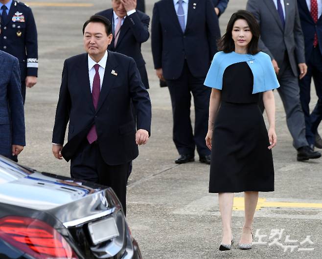 윤석열 대통령과 김건희 여사가 스페인 마드리드에서 열린 북대서양조약기구(NATO·나토) 정상회의 3박 5일 간 일정을 마치고 지난 1일 경기 성남 서울공항을 통해 귀국하고 있다. 황진환 기자