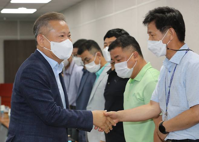 이상민 행정안전부 장관이 경찰제도 개선안과 관련해 일선 경찰과 소통하기 위해 6일 광주경찰청을 방문해 경찰들과 악수하고 있다. 광주=연합뉴스