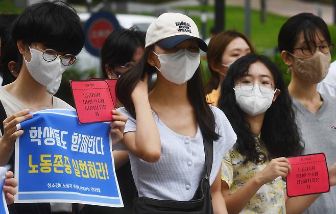 6일 연세대 재학생들 ‘청소노동자 지지’ 기자회견을 교내 백양관 앞에서 하고 있다.2022.7.6 안주영 전문기자