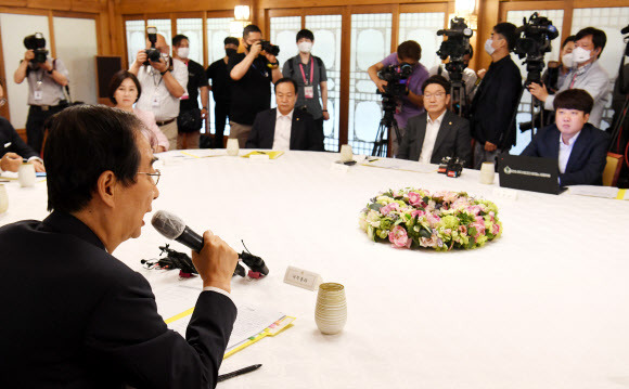 발언하는 한덕수 총리 - 한덕수 국무총리가 6일 서울 종로구 삼청동 총리공관에서 열린 윤석열 정부 첫 고위 당정협의회에서 발언하고 있다. 2022.7.6. 국회사진기자단