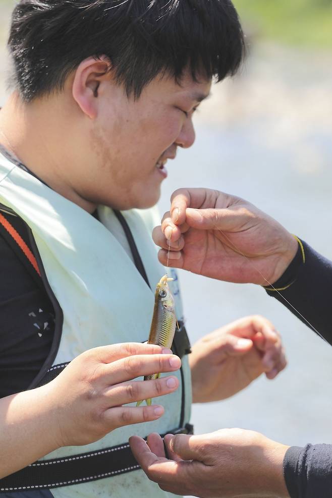 처음 만져보는 물고기에 환호하는 시각장애인 [사진/성연재 기자]