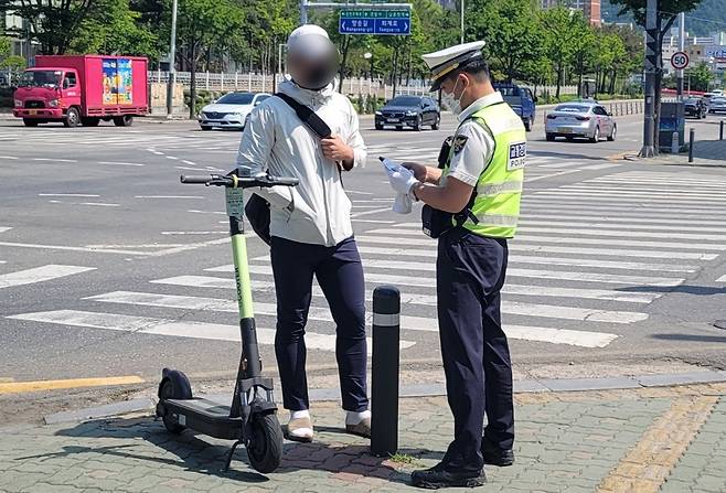 강원경찰, 개인형 이동장치 법규 위반 단속 [강원경찰청 제공. 재판매 및 DB 금지]