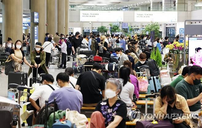 붐비는 인천공항 1터미널 입국장 (영종도=연합뉴스) 임헌정 기자 = 30일 영종도 인천국제공항 제1여객터미널 입국장이 붐비고 있다. 2022.6.30 kane@yna.co.kr