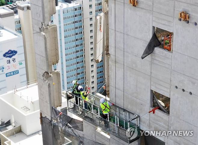 곤돌라 올라타 붕괴 잔해 철거 (광주=연합뉴스) 천정인 기자 = 6일 오후 광주 서구 화정아이파크 붕괴 사고 현장에서 철거 작업이 이뤄지고 있다. 2022.7.6 iny@yna.co.kr