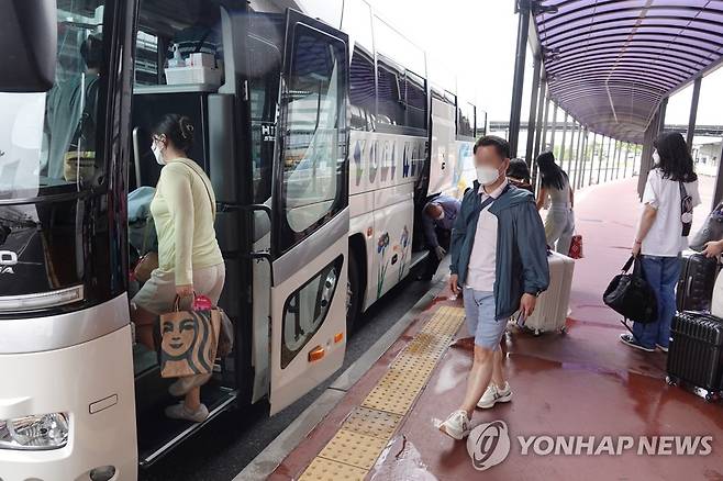 나리타공항에서 관광버스 타는 한국인 첫 단체 관광객 (나리타=연합뉴스) 박성진 특파원 = 일본 정부가 코로나19 이후 지난달 단체 관광객 수용을 재개한 가운데 첫 한국인 단체 관광객이 6일 수도권 관문인 지바현 소재 나리타국제공항에 도착해 관광버스를 타고 있다. 2022.7.6 sungjinpark@yna.co.kr