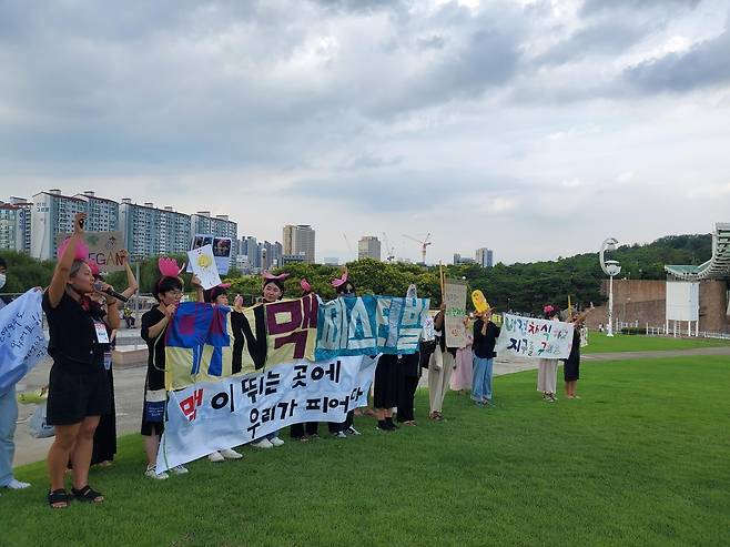 "치킨 대신 N맥"     (대구=연합뉴스) 김선형 기자 = 6일 오후 비건 단체 관계자들이 치맥 페스티벌에 반대하는 집회를 열고 있다. 2022.7.6 sunhyung@yna.co.kr