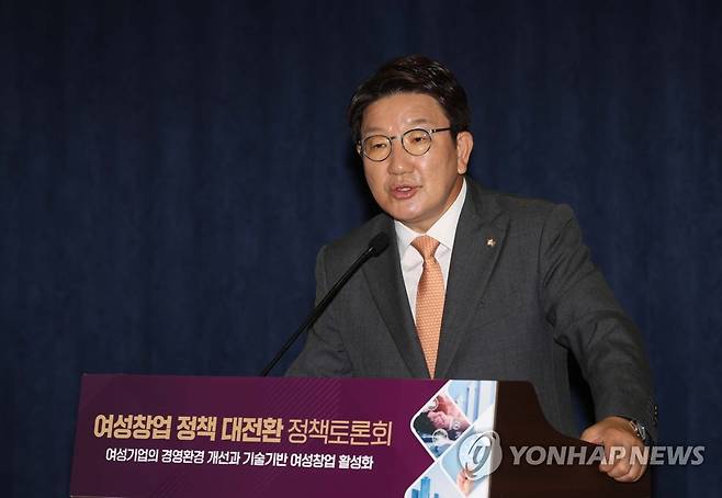 '여성창업 정책 대전환' 정책토론회 축사하는 권성동 원내대표 (서울=연합뉴스) 하사헌 기자 = 국민의힘 권성동 원내대표가 6일 서울 여의도 국회 의원회관에서 열린 '여성창업 정책 대전환' 정책 토론회에서 축사를 하고 있다. 2022.7.6 [국회사진기자단] toadboy@yna.co.kr