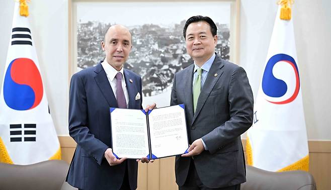 양국 외교장관 축하서한 교환하는 조현동 외교차관과 샤픽 라샤디 주한모로코대사  [외교부 제공]