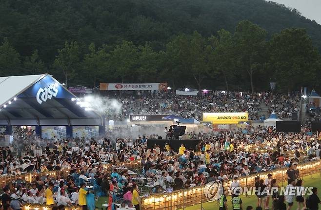 '즐겨요 치맥페스디벌!' (대구=연합뉴스) 박세진 기자 = 6일 오후 대구 두류공원에서 열린 대구 치맥페스티벌을 찾은 이들이 치맥(치킨+맥주)과 공연을 즐기고 있다.
    올해 10주년을 맞은 치맥페스티벌은 10일까지 진행되며 코로나19로 인해 3년 만에 열렸다. 2022.7.6 psjpsj@yna.co.kr