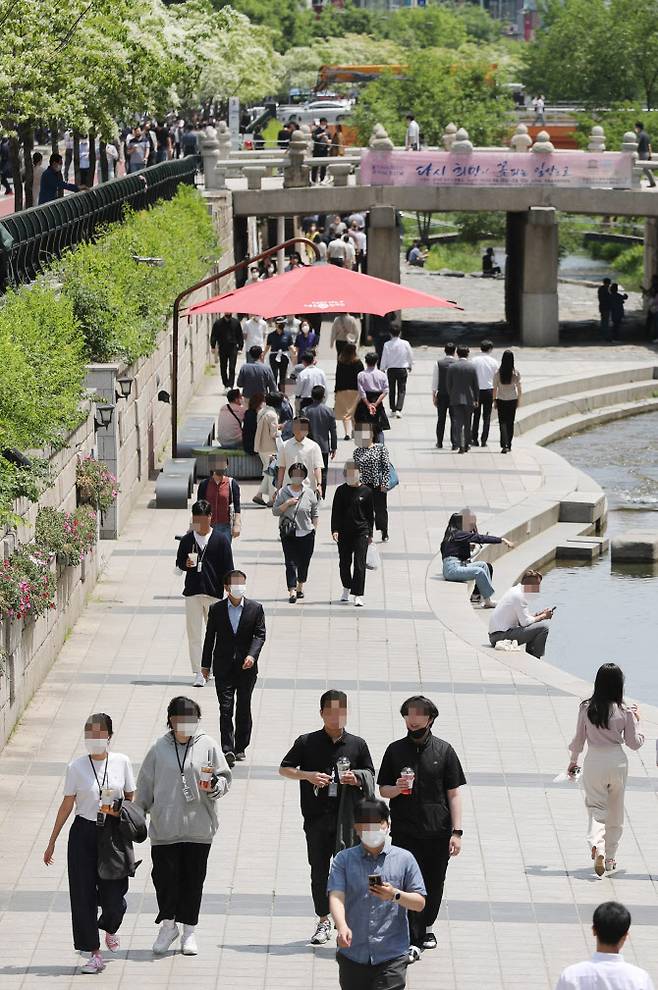 11일 서울 청계천에서 인근 직장인들이 점심 식사를 마친 뒤 산책을 즐기고 있다. (사진=연합뉴스)