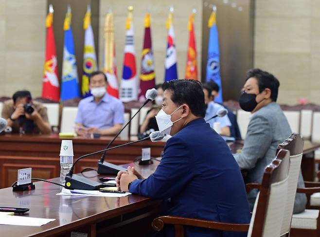 7일 오전 서울 용산구 국방부에서 열린 더불어민주당 서해 공무원 사망사건 TF 4차 회의에서 김병주 TF 단장이 발언하고 있다. (사진=연합뉴스)