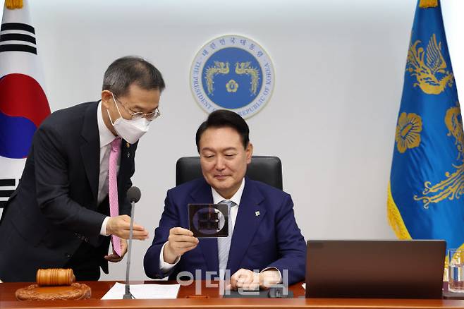 윤석열 대통령이 지난달 7일 서울 용산 대통령실 청사 영상회의실에서 열린 국무회의에서 이종호 과학기술정보통신부 장관에게 반도체 포토마스크에 대한 설명을 듣고 있다.(사진=뉴시스)