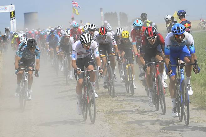 자갈밭을 달리는 선수들 [사진=AP/연합뉴스]