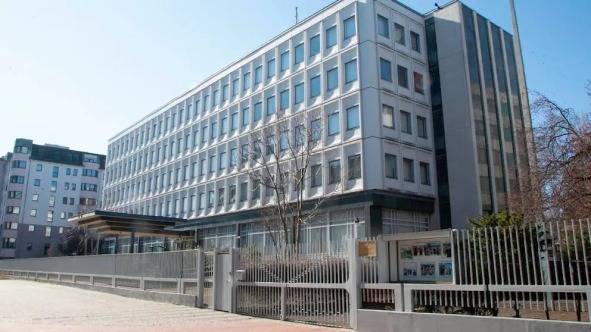 독일 베를린 소재 북한대사관이 기업에 임대해 '시티 호스텔'로 운영되다 2020년 5월 폐쇄된 건물 앞에 최근 울타리가 설치됐다. (디 슈팀메 베를린스 캡처) © 뉴스1