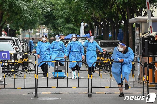 14일 코로나 19 확산 속 중국 베이징의 통제 구역에서 방역요원이 순찰을 하고 있다. © AFP=뉴스1 © News1 우동명 기자