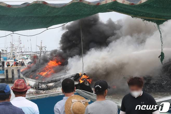 7일 오전 제주시 한림읍 한림항 안에 정박 중이던 어선 3척에서 화재가 발생, 출동한 소방과 해경이 진화 작전을 펼치고 있다.  2022.7.7/뉴스1