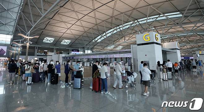 7일 인천국제공항 1터미널에서 여행객 등이 줄을 서서 출국 수속을 기다리고 있다. 2022.7.7/뉴스1 © News1 박세연 기자