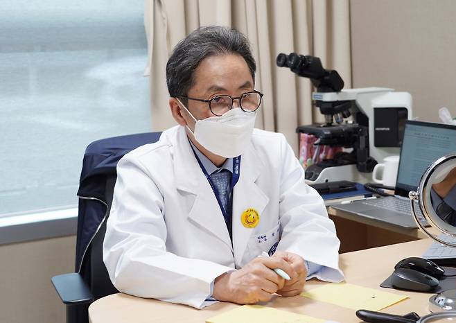 　◇의정부을지대병원 피부과 박경찬 교수의 진료 모습.