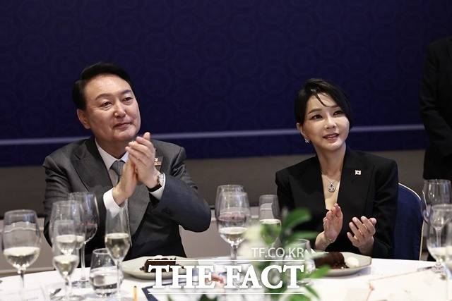 윤석열 대통령 내외의 스페인 순방에 이원모 대통령비서실 인사비서관의 부인 신모 씨가 '민간인 기타 수행원' 자격으로 동행한 것이 뒤늦게 드러나 논란이 일고 있다. 윤 대통령과 부인 김건희 여사가 지난달 29일(현지시간) 스페인 마드리드 한 호텔에서 열린 스페인 동포 초청 만찬 간담회에 참석한 모습. /대통령실 제공