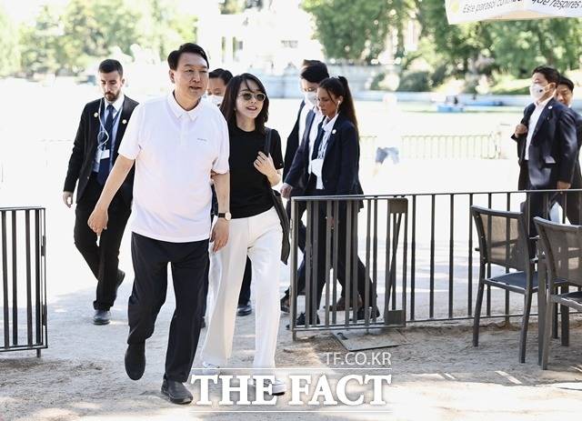 윤석열 대통령과 김건희 여사가 스페인 순방 기간 마드리드 현지 숙소 인근에서 산책하는 모습. /대통령실 제공