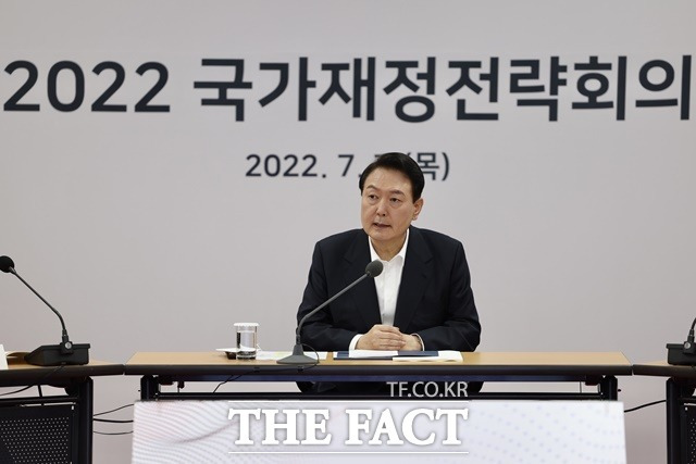 윤석열 대통령은 7일 충북 청주 소재 충북대학교에서 개최한 '국가재정전략회의'에서 문재인 정부의 재정 정책을 비판하면서, 확장적 재정 정책의 대전환을 예고했다. /대통령실 제공