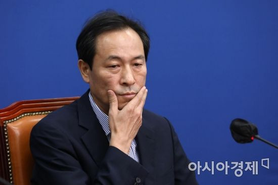 우상호 더불어민주당 비상대책위원장이 4일 국회에서 열린 비상대책위원회의에 참석, 발언을 마친 후 얼굴을 만지고 있다./윤동주 기자 doso7@