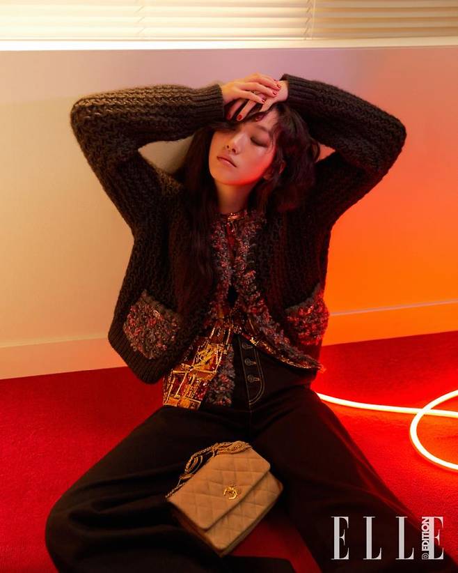 캐시미어 니트 재킷과 실크 오간자 소재의 베스트, 니트 포켓 장식의 데님 진, 스웨이드 고트스킨소재 미니 플랩백은 모두 Chanel.