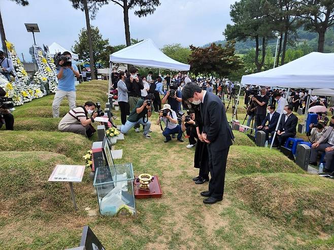 5일 광주 북구 망월동 민족민주열사묘역에 있는 이한열 열사 묘역에서 유족이 헌화하고 있다.김용희 기자 kimyh@hani.co.kr