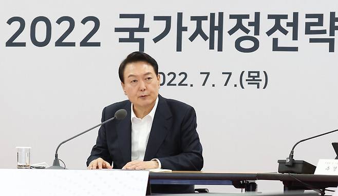 윤석열 대통령이 7일 오전 충북 청주시 충북대학교에서 새정부 5년간의 국가재정운용방향을 논의하는 2022 국가재정전략회의를 주재하고 있다. 연합뉴스.