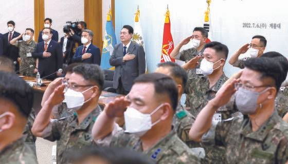 윤석열 대통령이 6일 오전 충남 계룡대에서 열린 전군 주요지휘관 회의에서 국민의례를 하고 있다. 윤 대통령은 이날 “국민의 생명과 재산, 영토와 주권을 지키는 것이 바로 군의 사명이다”며 “북한이 도발하는 경우 우리 군은 신속하고 단호하게 응징해야 한다”고 강조했다. 강정현 기자