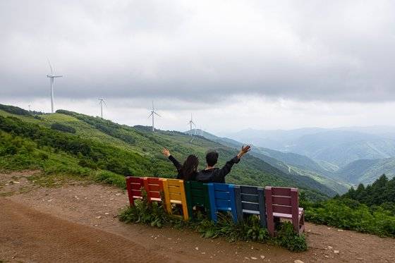 과거 화전민이 터를 일궜던 청옥산 육백마지기는 평창을 대표하는 관광지로 자리매김했다. 정상부까지 차를 몰고 올라가면 섭씨 30도가 넘는 무더위는 잊을 만큼 선선하고 장쾌한 풍광이 펼쳐진다.