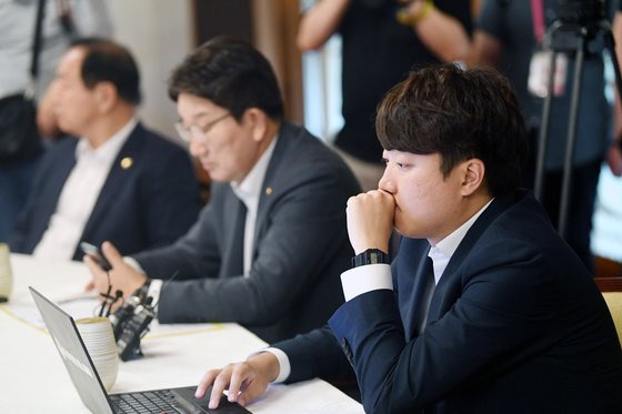 국민의힘 이준석 대표가 6일 서울 종로구 삼청동 총리공관에서 열린 윤석열 정부 첫 고위 당정 협의회에서 생각에 잠겨 있다. 국회사진기자단