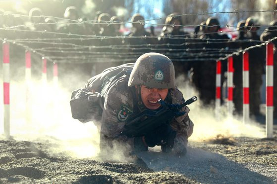 지난 2021년 중국 신장위구르 자치구 카슈가르에서 훈련중인 중국 인민해방군의 모습. [AFP=연합뉴스]