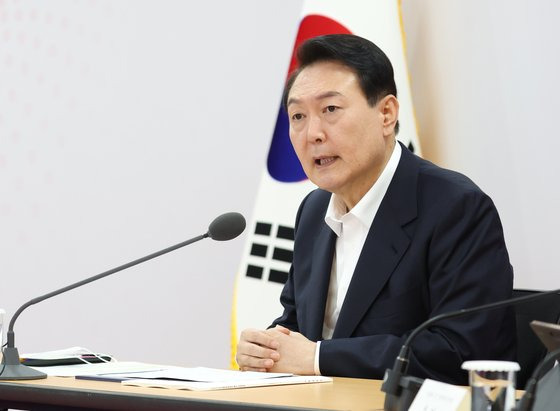 윤석열 대통령이 7일 오전 충북 청주시 충북대학교에서 새정부 5년간의 국가재정운용방향을 논의하는 2022 국가재정전략회의를 주재하고 있다. [연합뉴스]