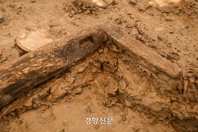 지난 4월 서울 송파구 몽촌토성 내 집수지에서 출토된 고구려 시대 쟁기. 한성백제박물관 제공