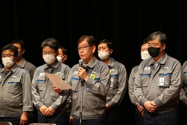 박두선 대우조선해양 사장(가운데)이 7일 경남 거제시 옥포조선소에서 열린 긴급 기자간담회에서 담화문을 읽는 모습 /사진=대우조선해양