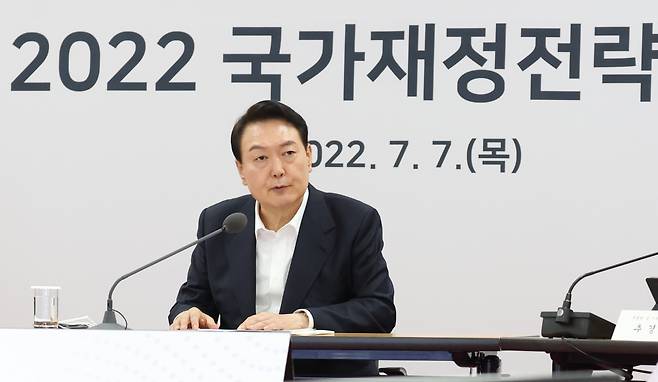 윤석열 대통령이 7일 오전 충북 청주시 충북대에서 새정부 5년간의 국가재정운용방향을 논의하는 2022 국가재정전략회의를 주재하고 있다. [연합]