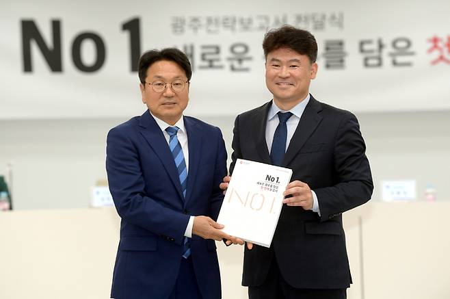 [광주=뉴시스] 강기정 광주시장이 7일 오후 시청 3층 중회의실에서 열린 민선8기 광주시장직 인수위원회 최종 활동보고회에 참석, 김준하 인수위원장으로부터 '새로운 광주를 담은 첫 번째 보고서'를 전달받고 있다. (사진 = 광주시 제공) *재판매 및 DB 금지