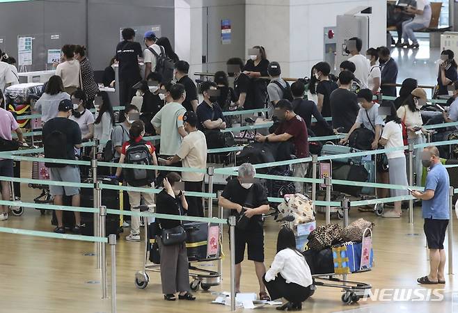 [인천공항=뉴시스] 김근수기자 = 국내 신종 코로나바이러스감염증(코로나19)의 6차 대유행이 우려되는 7일 오전 인천공항 제1여객터미널 출국장이 시민들로 붐비고 있다 .2022.07.07. ks@newsis.com