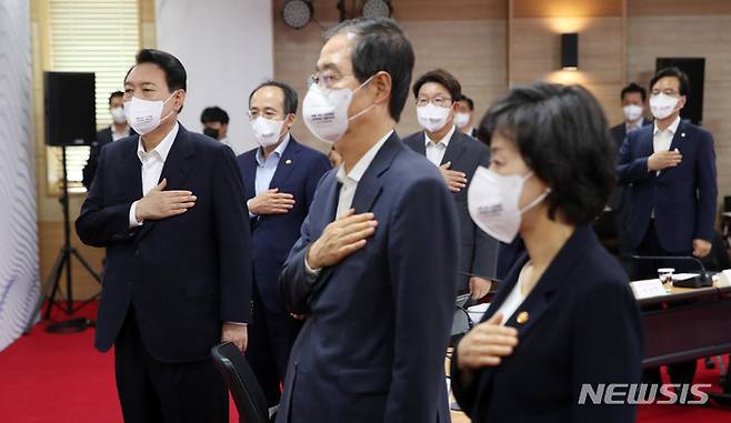 [청주=뉴시스] 전신 기자 = 윤석열 대통령이 7일 충북 청주 서원구 충북대학교에서 열린 국가재정전략회의에서 국기에 대한 경례를 하고 있다. 2022.07.07. photo1006@newsis.com