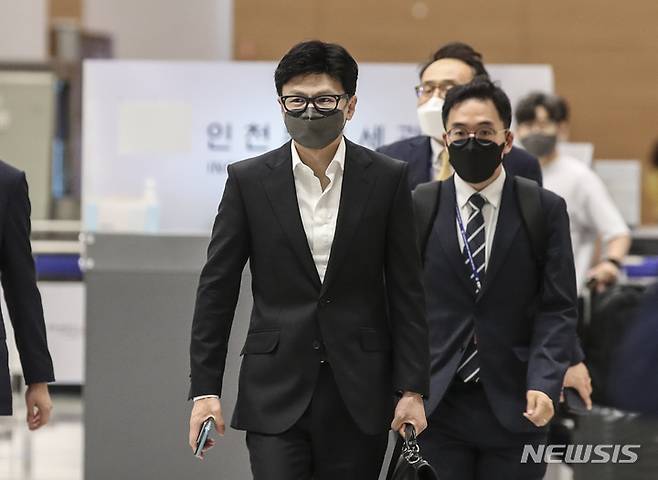 [인천공항=뉴시스] 김근수 기자 = 한동훈 법무부 장관이 7일 오후 인천국제공항 제2여객터미널에서 미국 출장을 마치고 귀국장으로 나오고 있다. 2022.07.07 ks@newsis.com