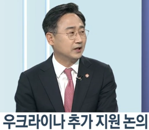 방송에 출연해 전군 주요지휘관 회의 논의 내용을 설명하는 신범철 국방부 차관