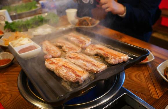 충북 청주 ‘삼겹살거리’의 터줏대감 격인 ‘함지락’은 간장삼겹살의 진수를 맛볼 수 있는 집이다.