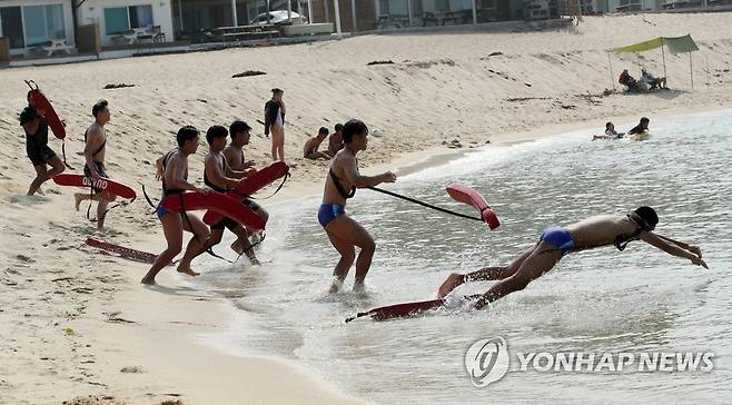 훈련하는 해수욕장 수상안전요원들 [연합뉴스 자료사진]