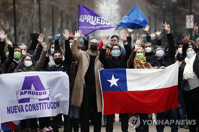 칠레 새 헌법 채택 찬성하는 사람들 (산티아고 AFP=연합뉴스) 칠레 새 헌법 채택 국민투표를 앞두고 6일(현지시간) 새 헌법 찬성 운동이 펼쳐지고 있다. 2022.7.7.