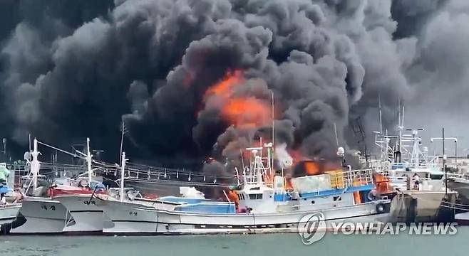 제주 한림항 정박 어선 화재 (제주=연합뉴스) 7일 오전 제주시 한림항에 정박 중인 어선에서 불이 나 연기가 치솟고 있다. 2022.7.7  [독자 제공. 재판매 및 DB금지] photo@yna.co.kr